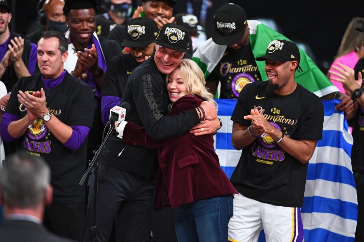 蓝鲸体育app-ESPN：珍妮将佩林卡&amp;兰比斯等朋友视作家人 把亲生兄妹视作敌人