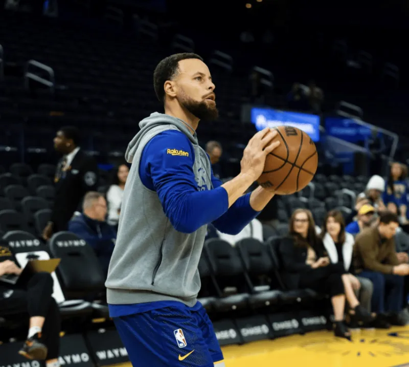 蓝鲸体育直播-科尔：库里的膝盖伤势不严重，但这几天一直有影响