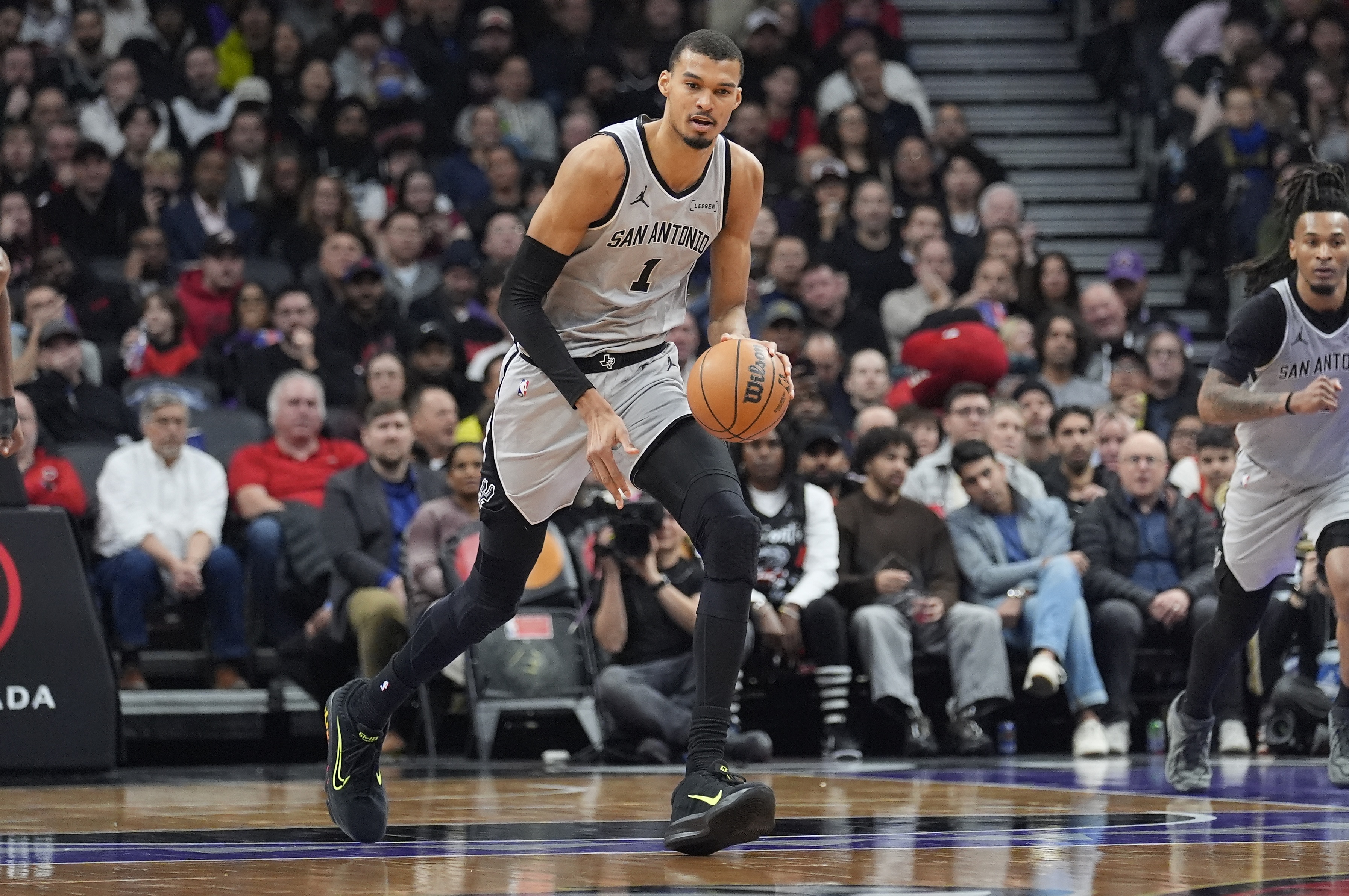 蓝鲸体育官网-文班：尼克斯不是球风粗野打得难看的队 但他们把我们节奏打乱了