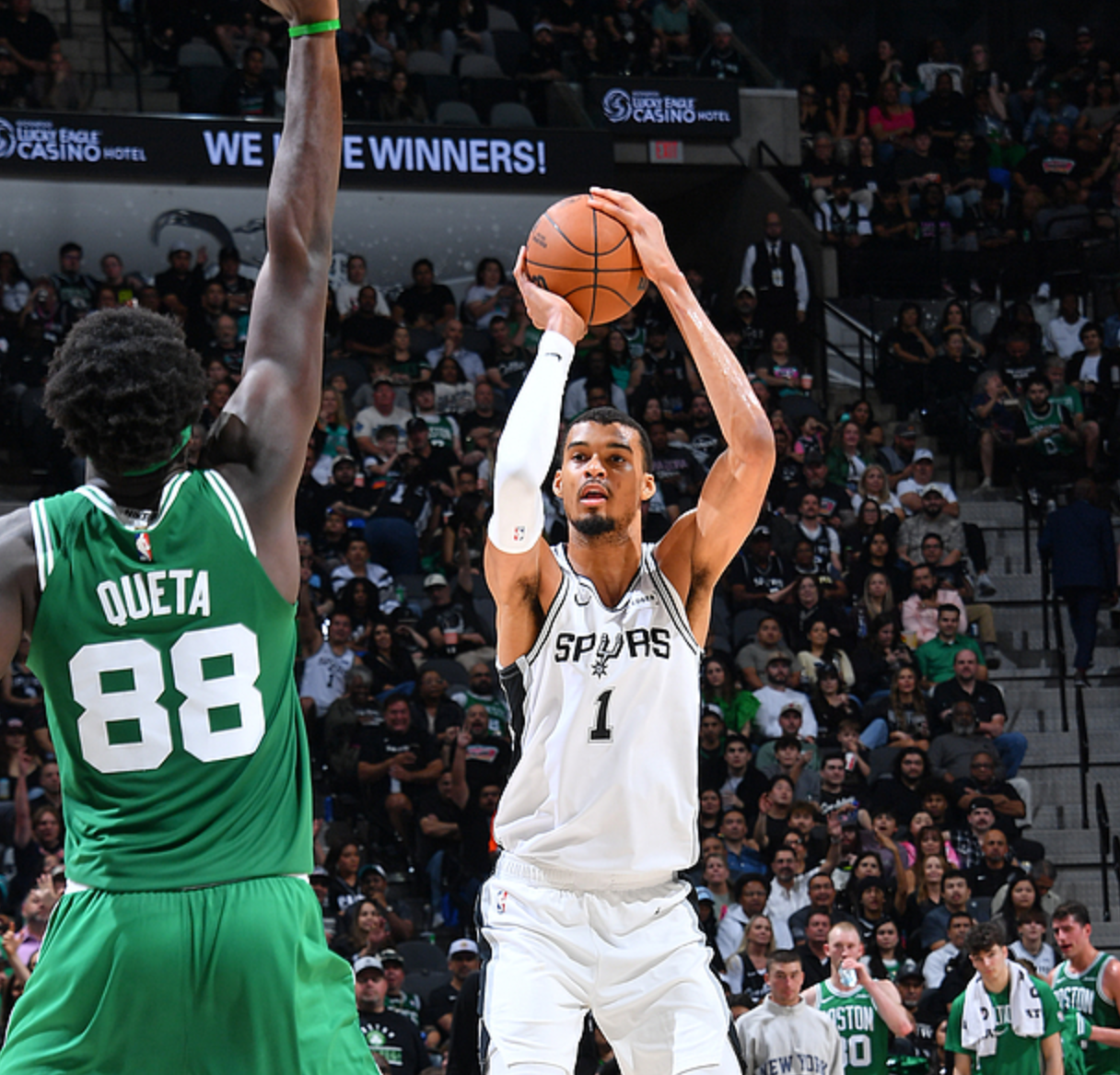 蓝鲸体育直播-西部排名又变了：湖人创NBA奇迹，快船收大礼，3队排名互换