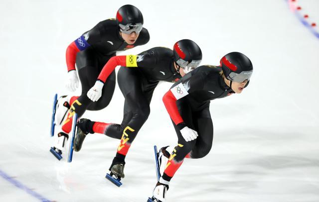 蓝鲸体育官网-创造历史 中国队晋级速度滑冰男子团体追逐半决赛